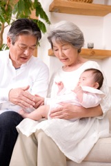 孫をあやすお年寄りのイメージ