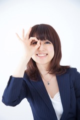 OKサインをする女性イメージ