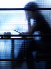 悩む女性のイメージ