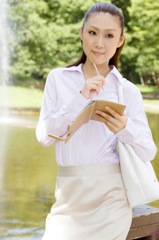 計画をたてる女性のイメージ