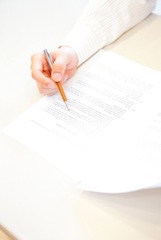 レポートを書く女性イメージ