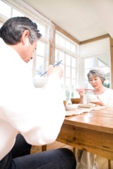 食事する入居者のイメージ