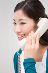 笑顔で電話する女性イメージ