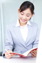 勉強する女性のイメージ